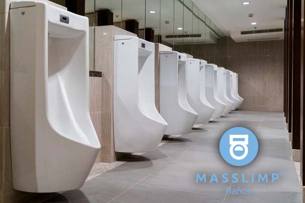 Limpieza de baños con productos Induquim